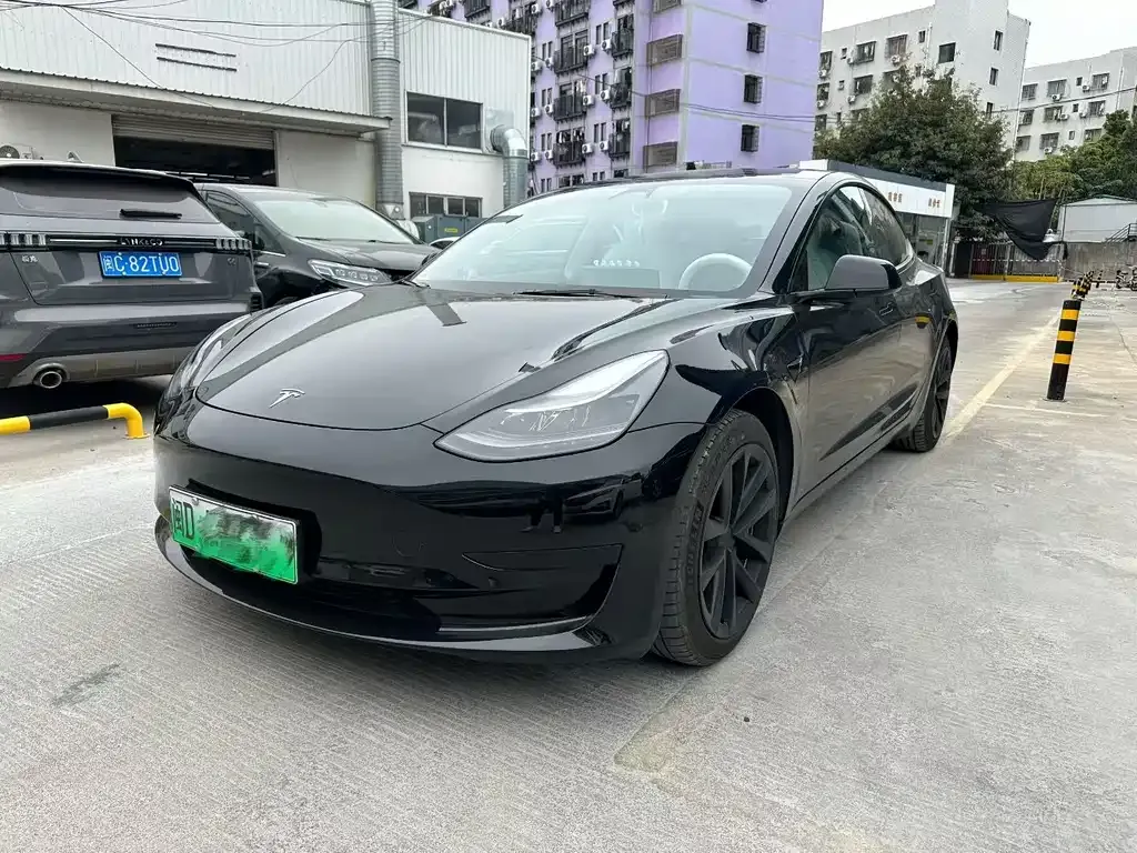 Tesla Model 3 — фото 1