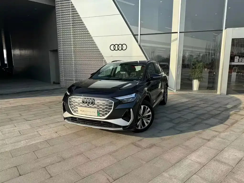 Audi Q4 e-tron — фото 1