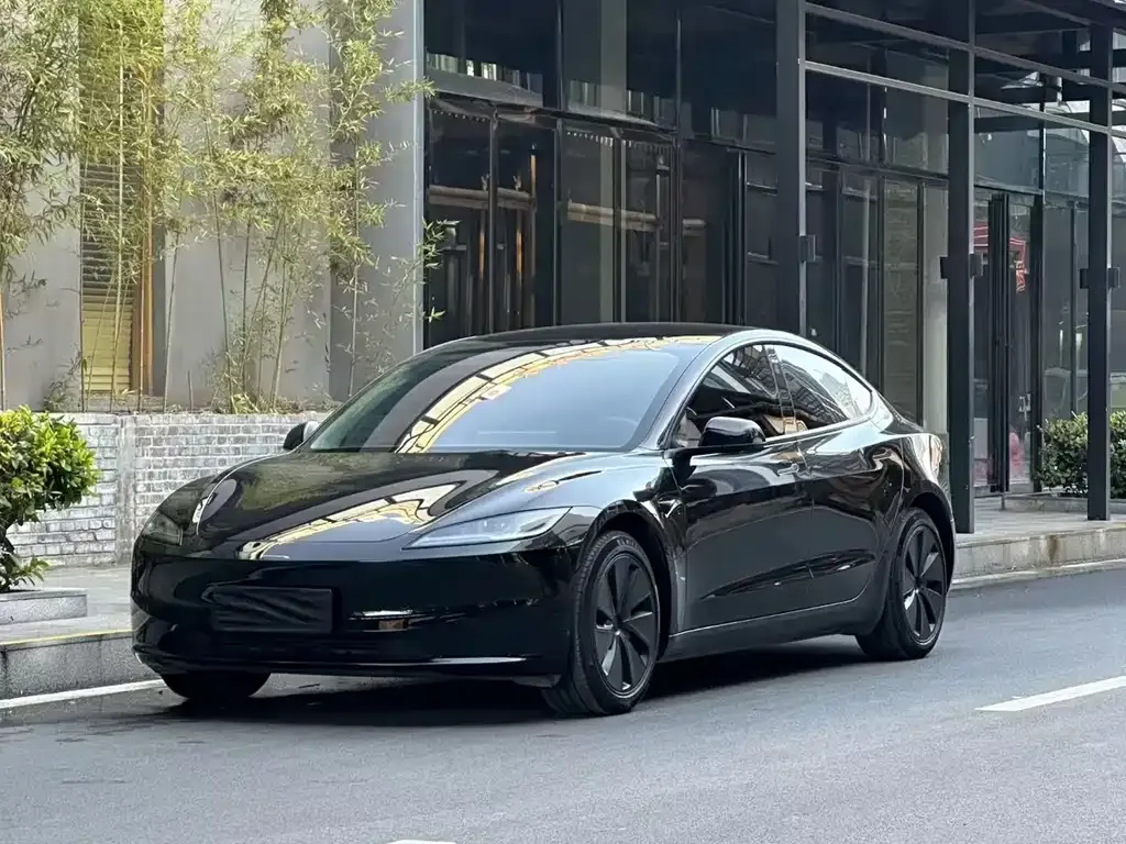 Tesla Model 3 — фото 1