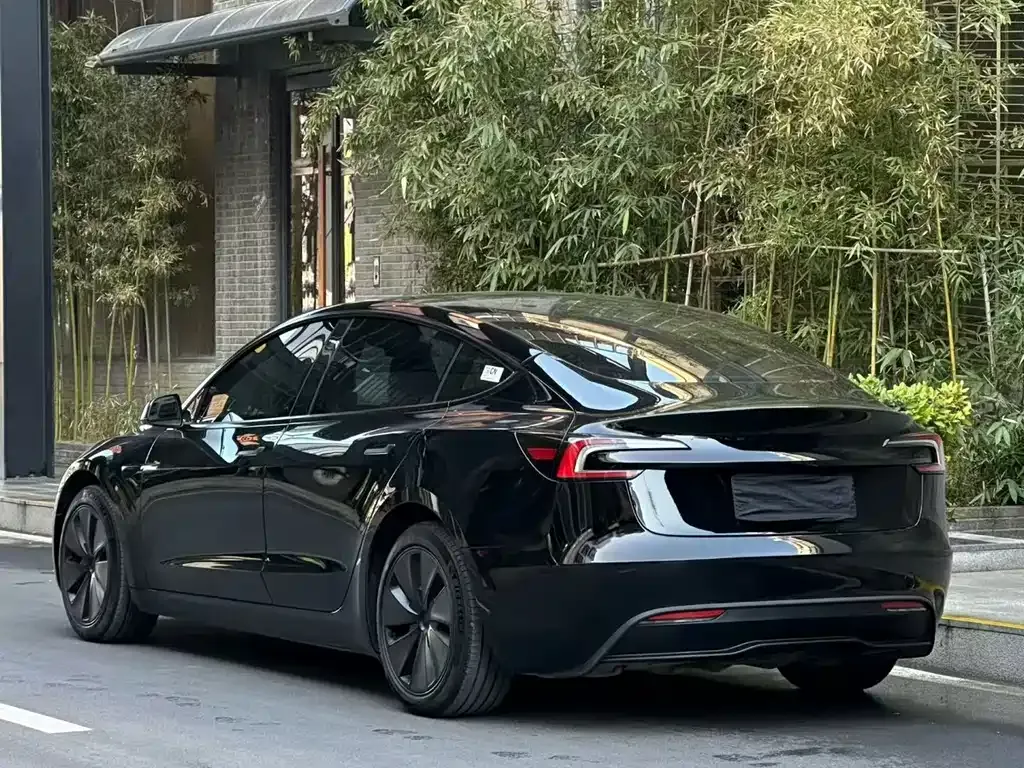 Tesla Model 3 — фото 7