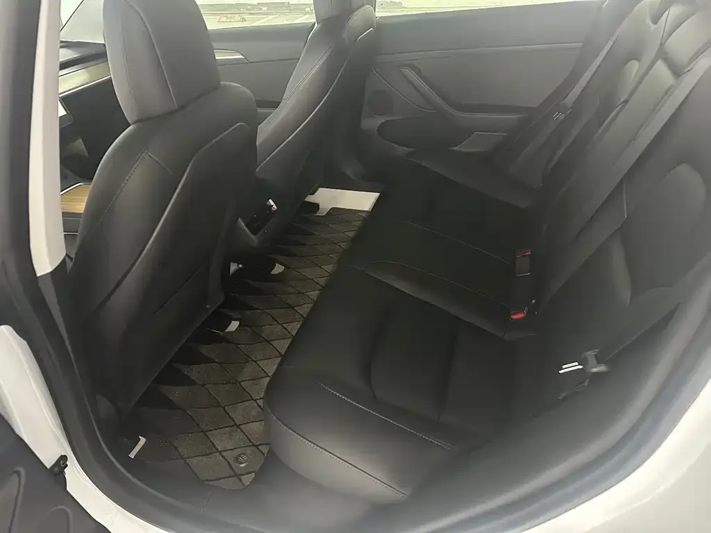 Tesla Model 3 — фото 4