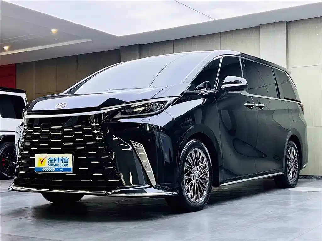 Lexus LM — фото 1