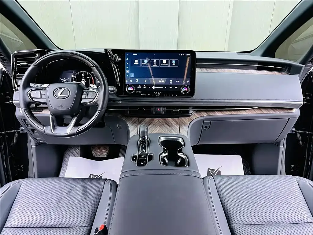 Lexus LM — фото 9