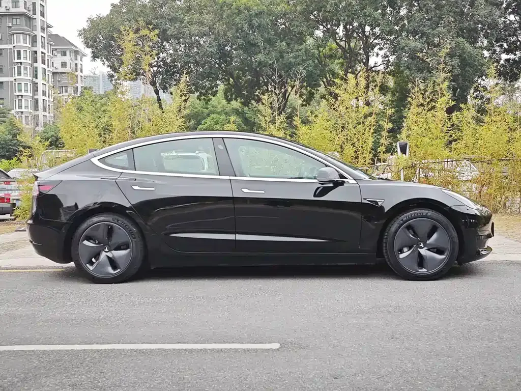 Tesla Model 3 — фото 10