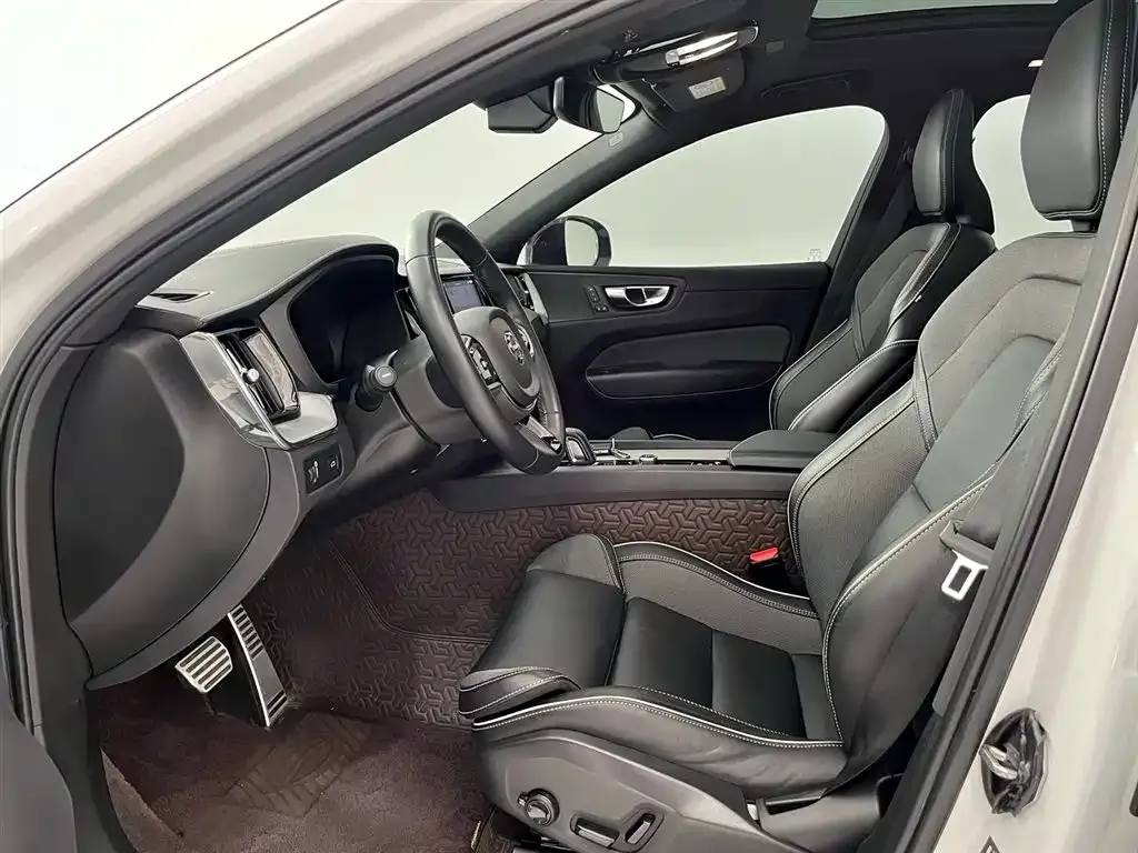 Volvo XC60 — фото 9