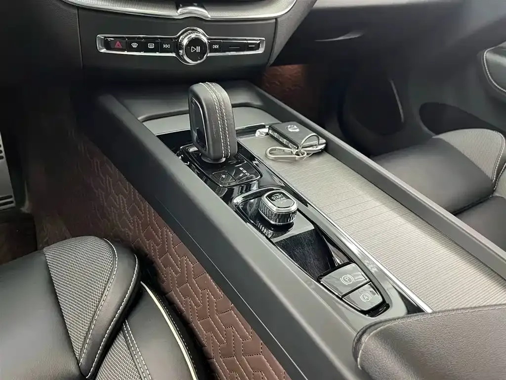 Volvo XC60 — фото 10