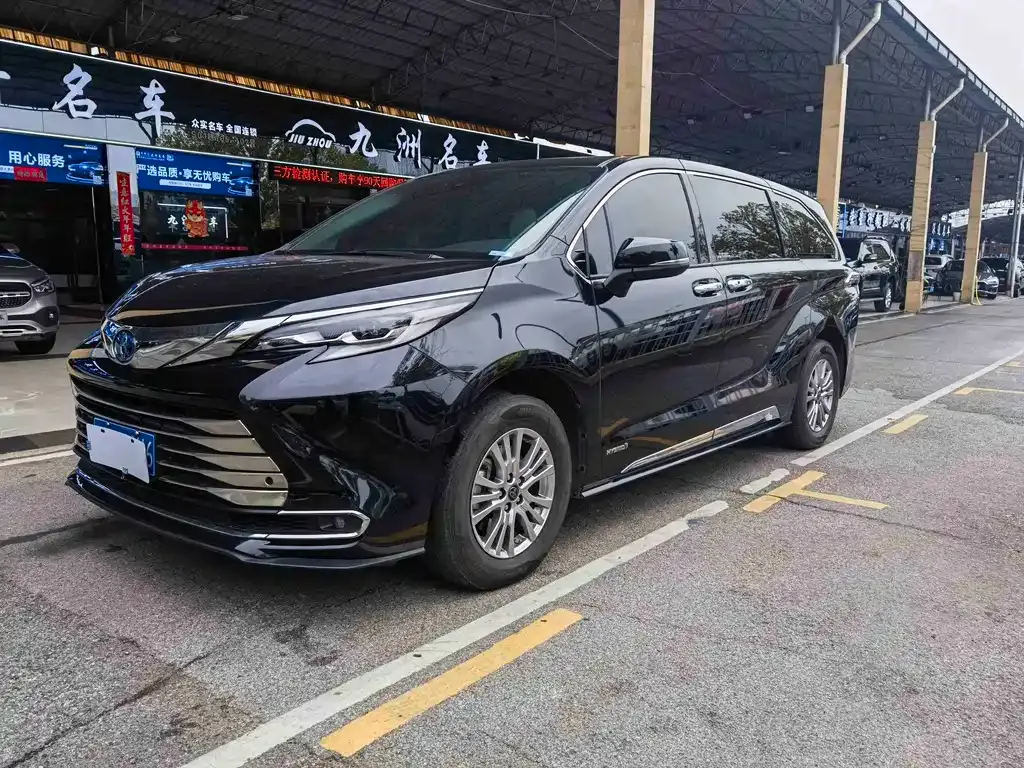 Toyota Sienna — фото 1