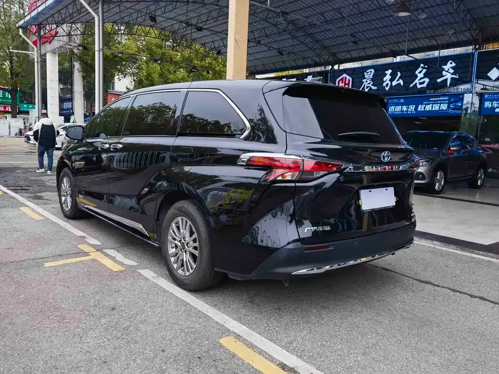 Toyota Sienna — фото 9