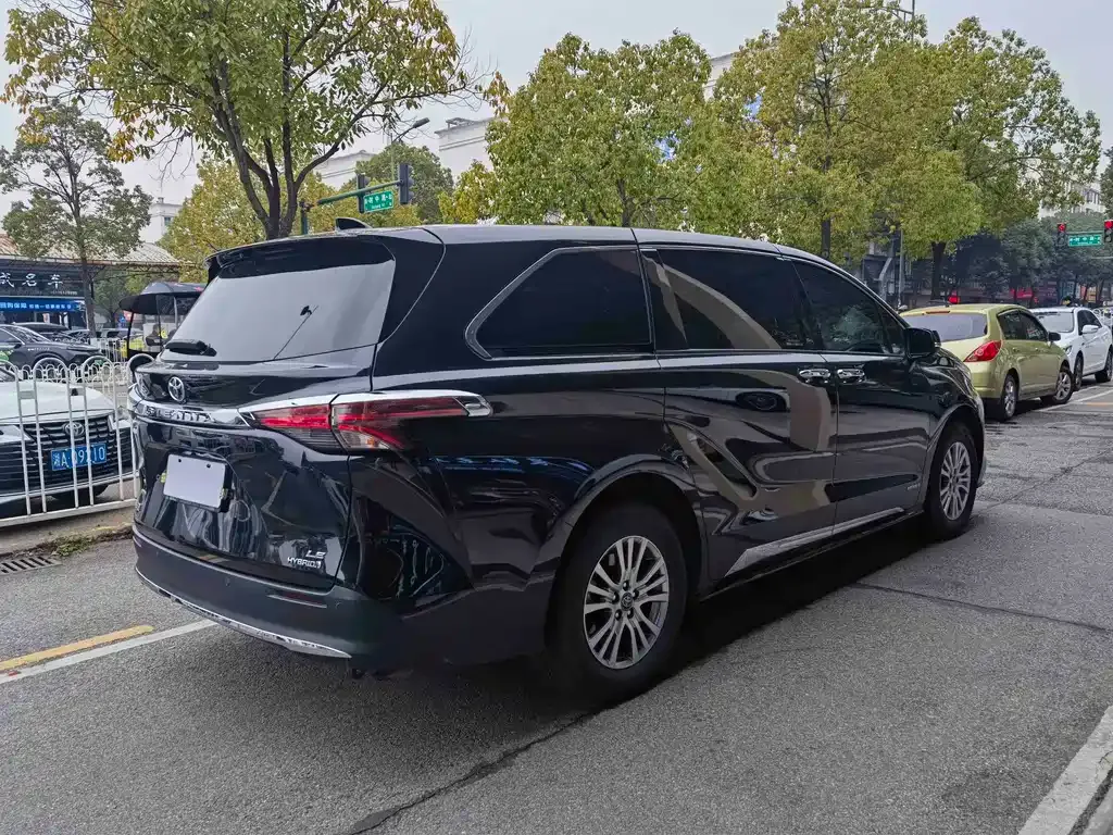 Toyota Sienna — фото 8