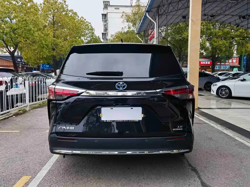 Toyota Sienna — фото 10