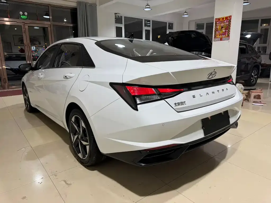 Hyundai Elantra — фото 5