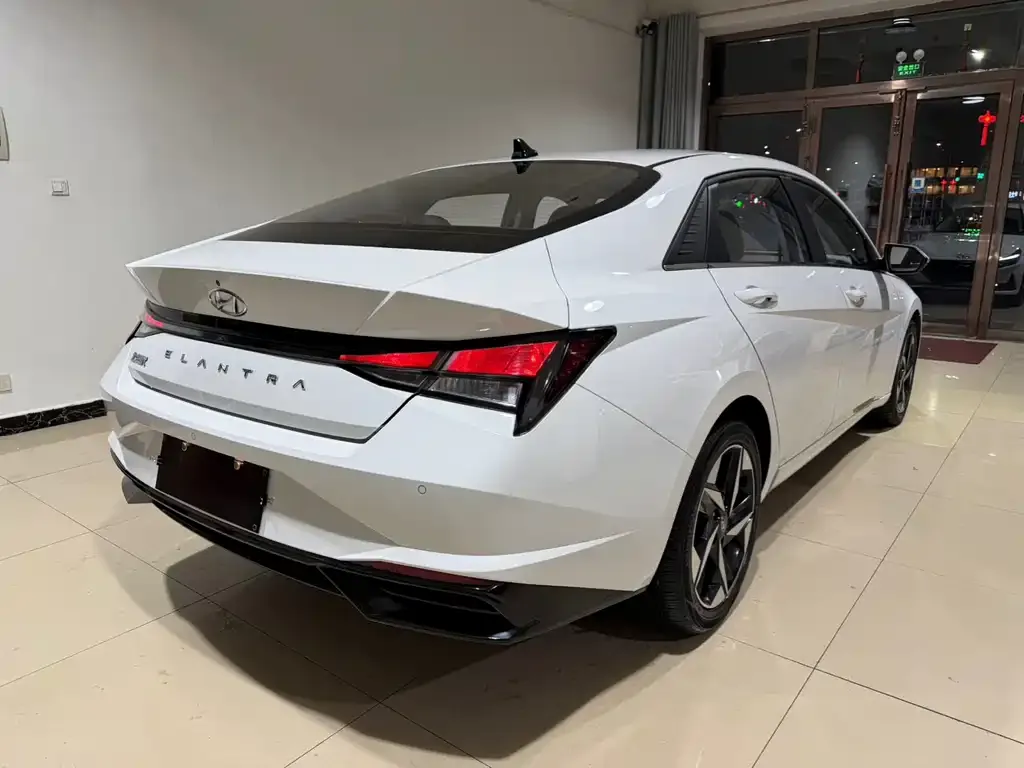 Hyundai Elantra — фото 2