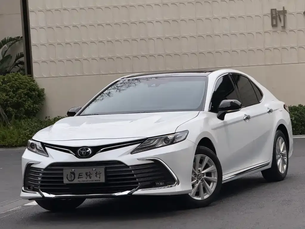 Toyota Camry — фото 1