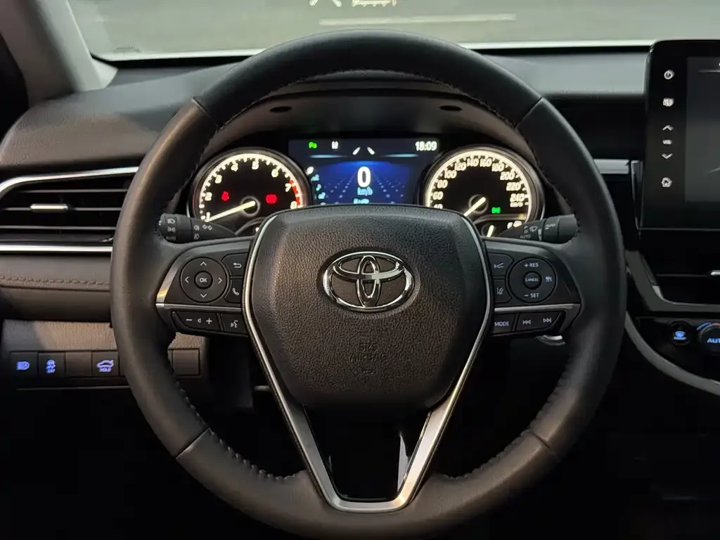 Toyota Camry — фото 2