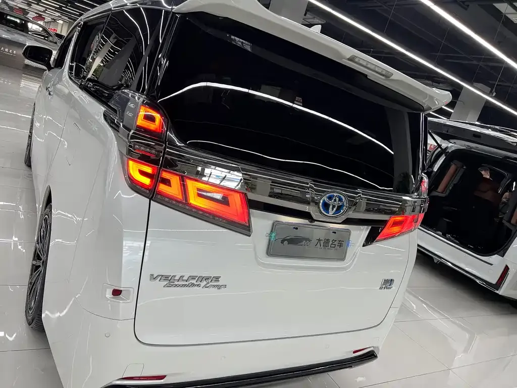 Toyota Vellfire — фото 4