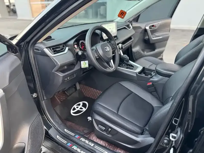 Toyota RAV4 — фото 9
