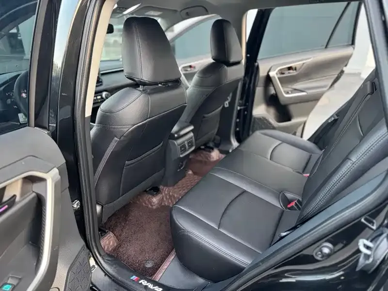 Toyota RAV4 — фото 5