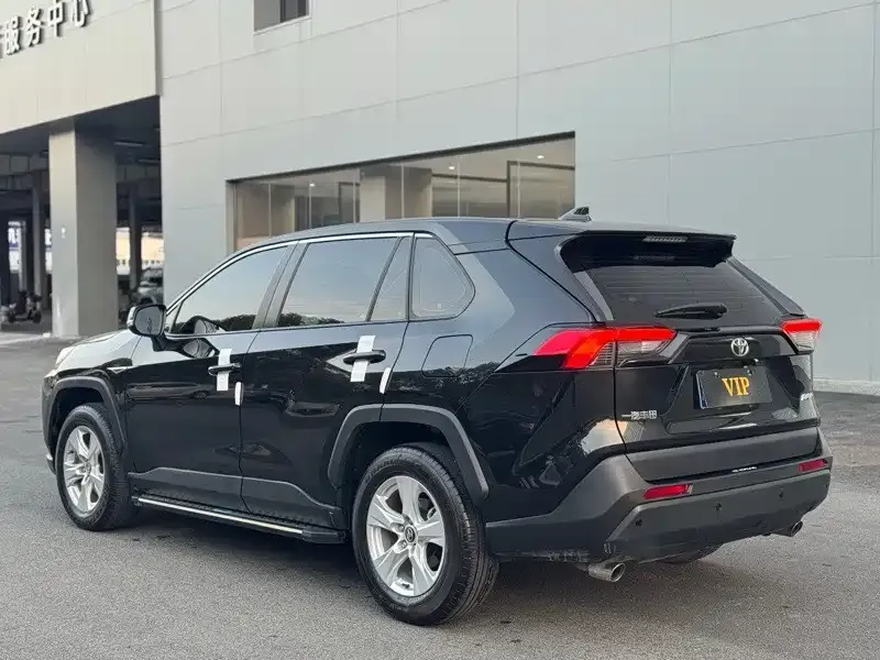 Toyota RAV4 — фото 7