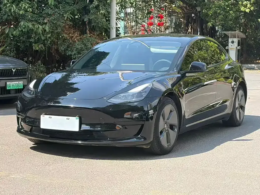 Tesla Model 3 — фото 1