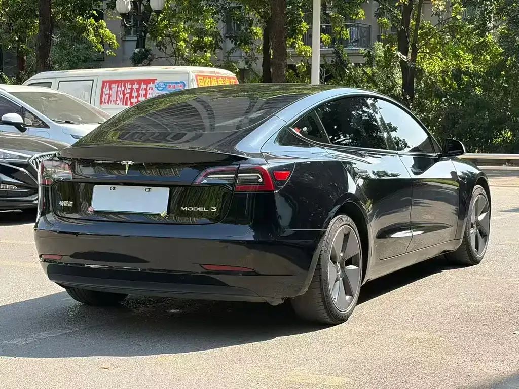 Tesla Model 3 — фото 9