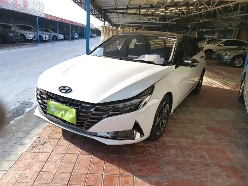 Hyundai Elantra — фото 1