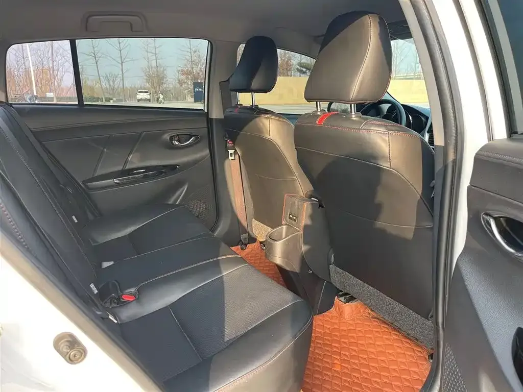 Toyota Yaris L — фото 2
