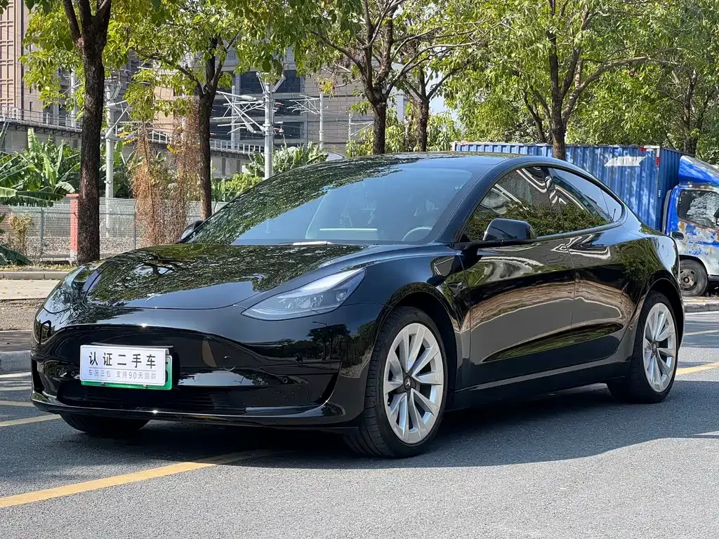 Tesla Model 3 — фото 1