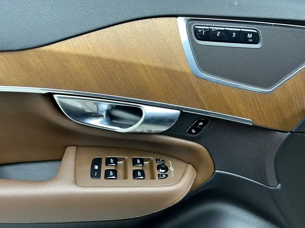 Volvo XC90 — фото 8
