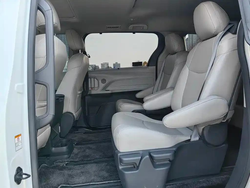 Toyota Sienna — фото 2