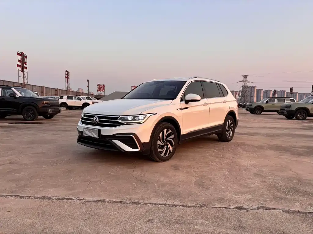 Volkswagen Tiguan L — фото 1