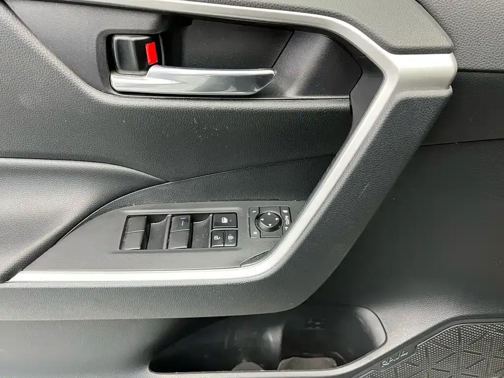 Toyota RAV4 — фото 7