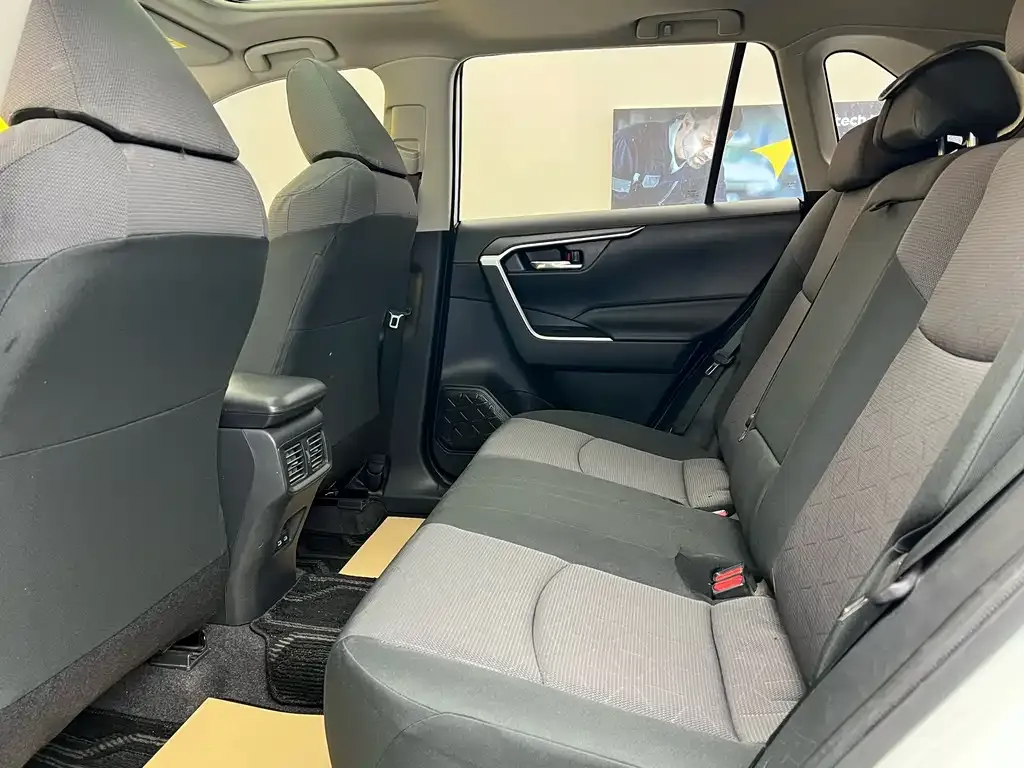 Toyota RAV4 — фото 4
