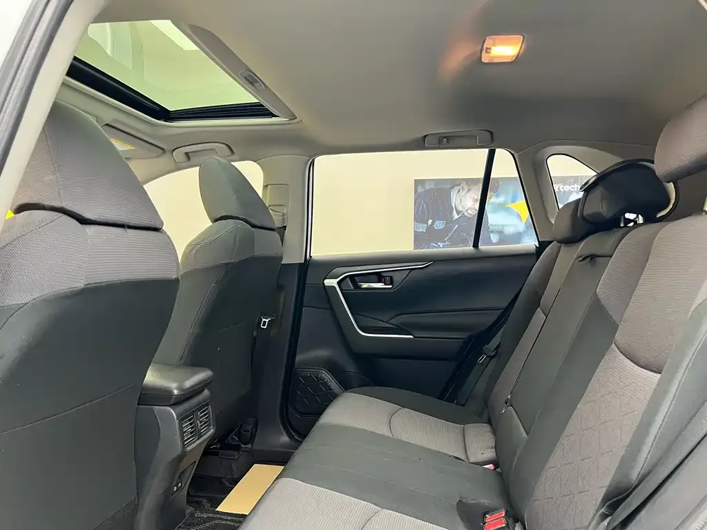 Toyota RAV4 — фото 3