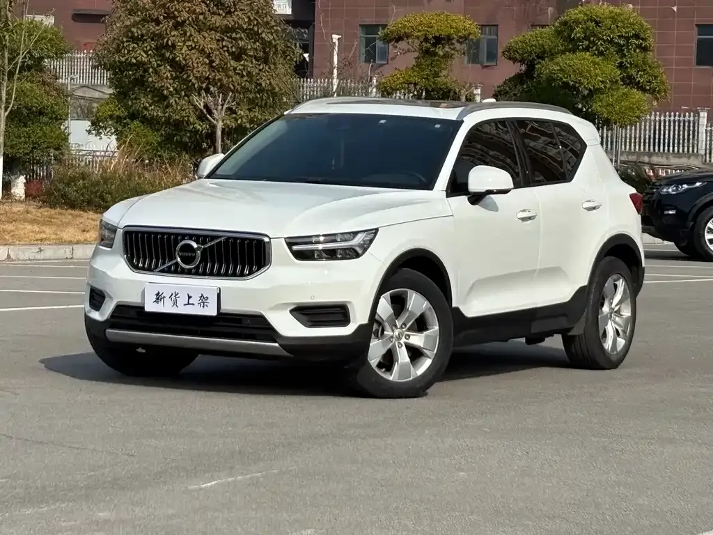 Volvo XC40 — фото 1