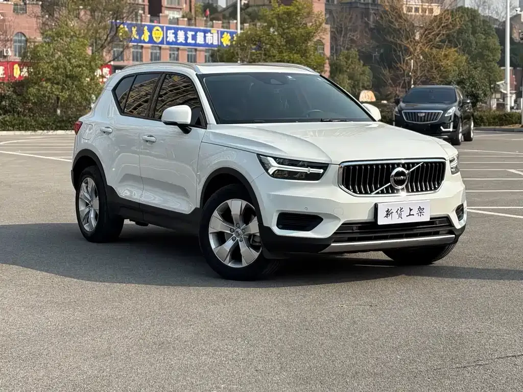 Volvo XC40 — фото 7