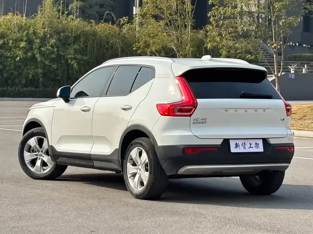 Volvo XC40 — фото 6