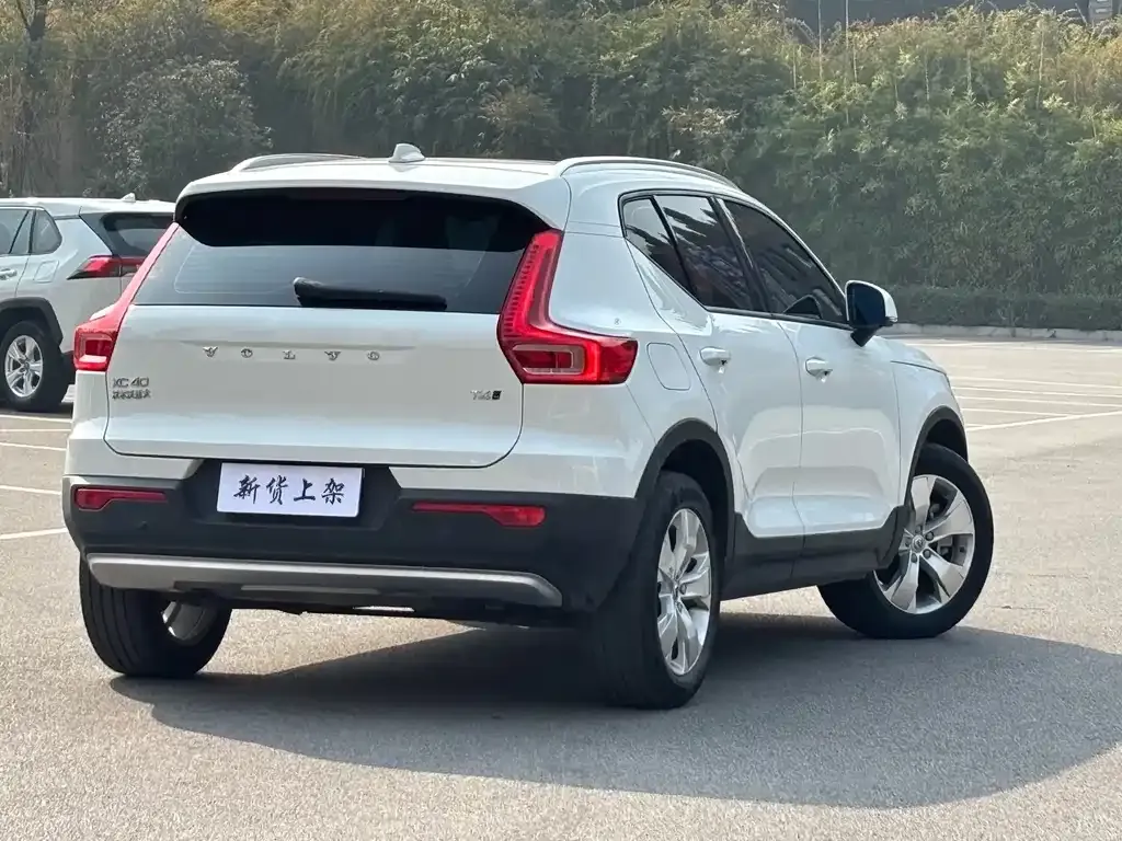 Volvo XC40 — фото 8