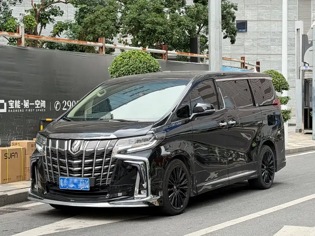 Toyota Alphard — фото 1