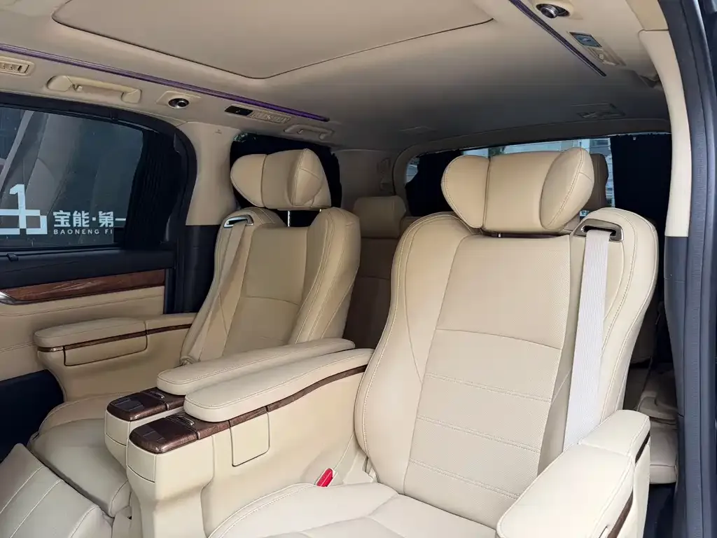 Toyota Alphard — фото 3