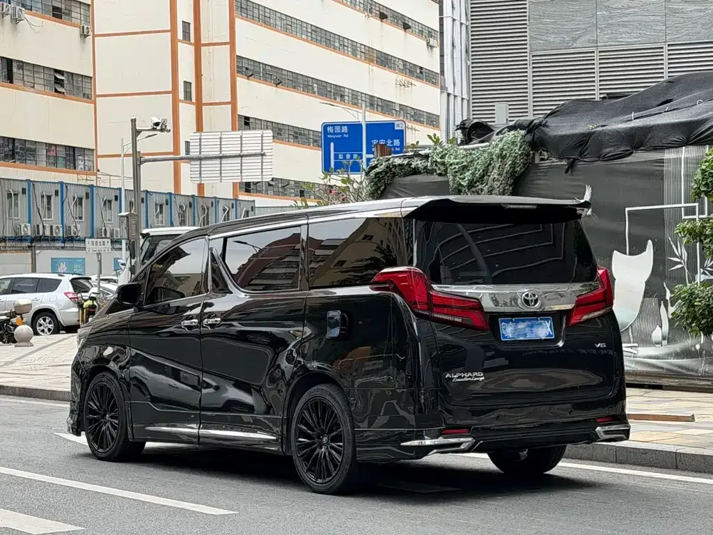 Toyota Alphard — фото 10