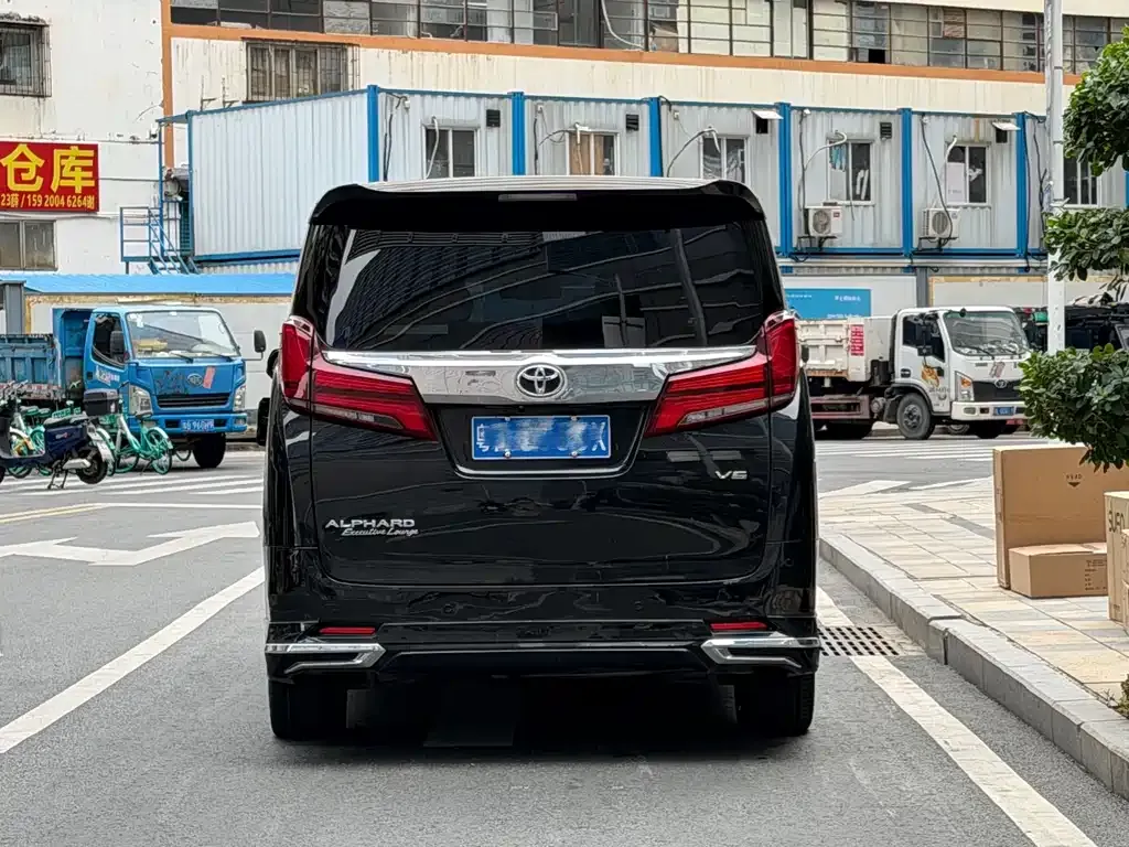 Toyota Alphard — фото 8