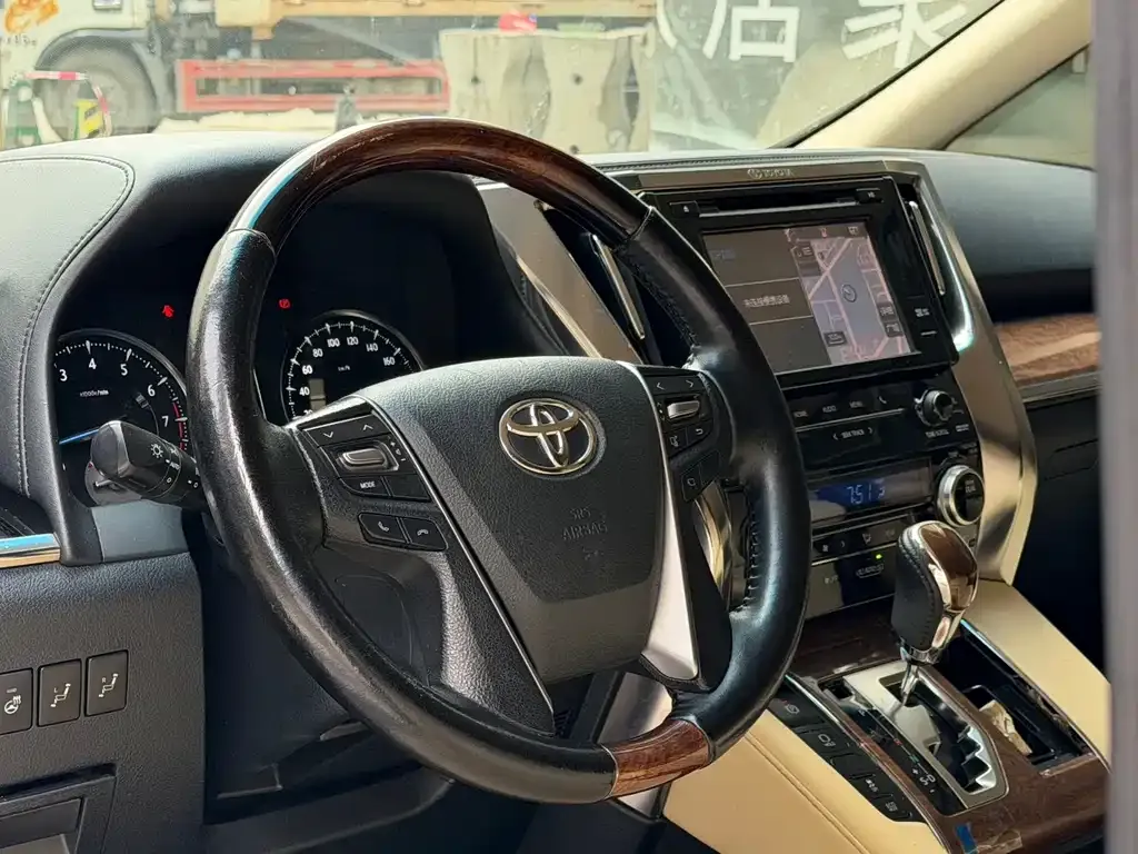 Toyota Alphard — фото 7