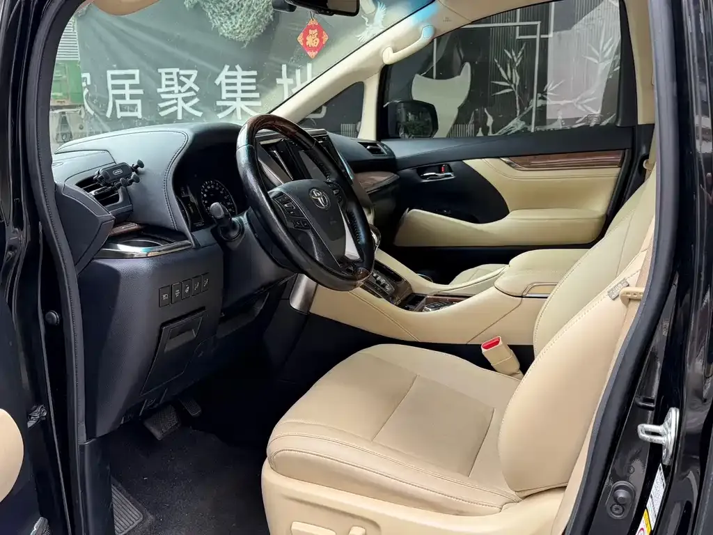 Toyota Alphard — фото 2