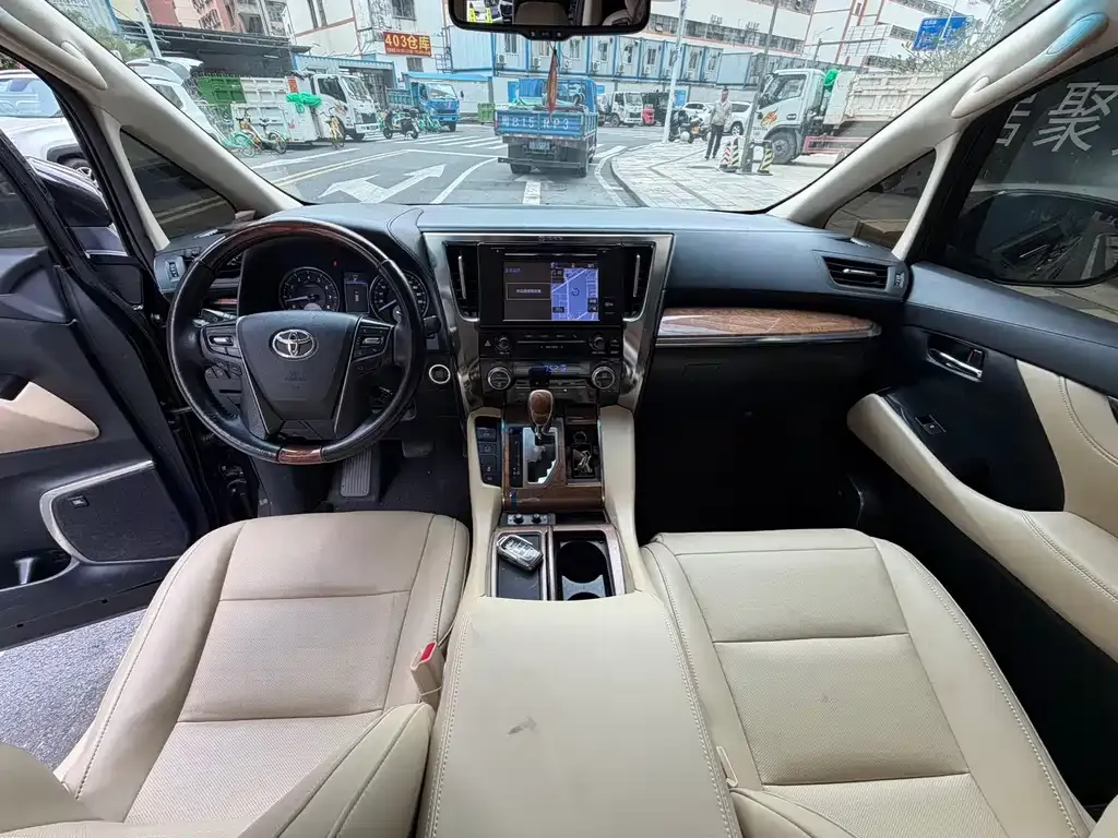 Toyota Alphard — фото 9