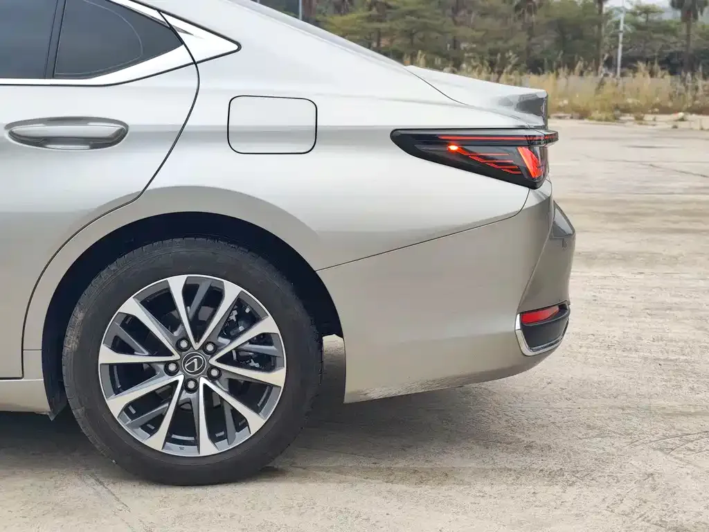Lexus ES — фото 10