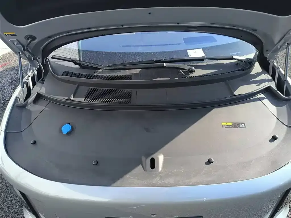 Li Auto i8 — фото 10