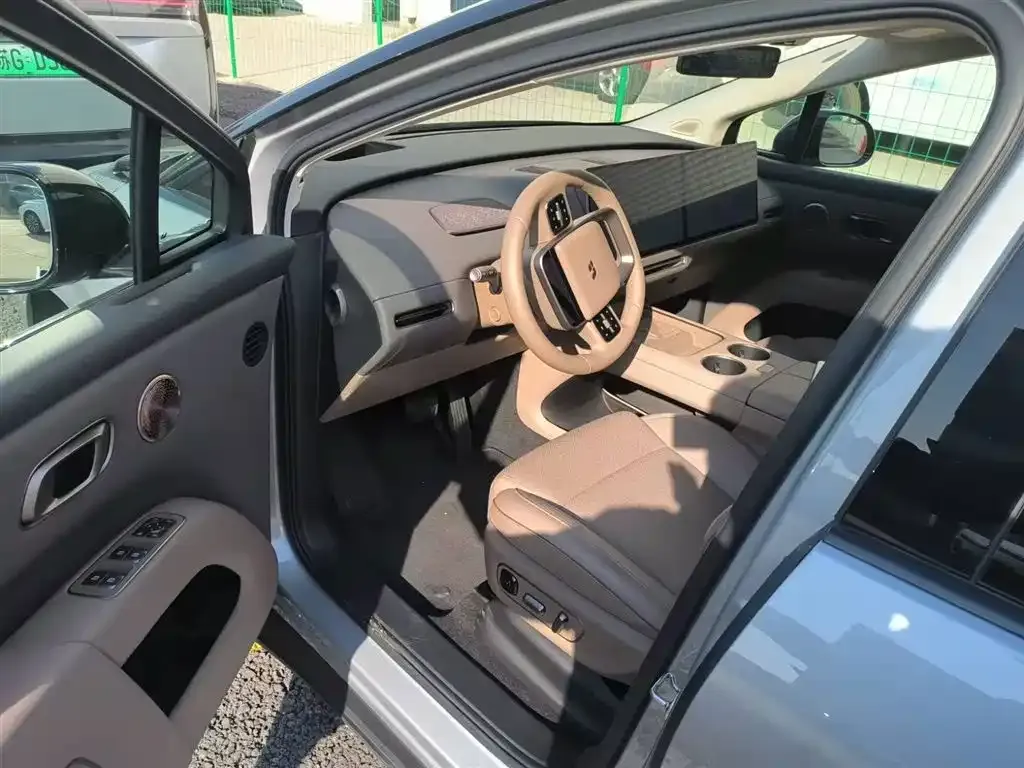 Li Auto i8 — фото 5
