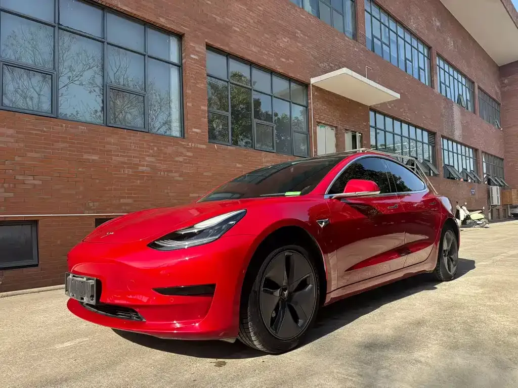 Tesla Model 3 — фото 1