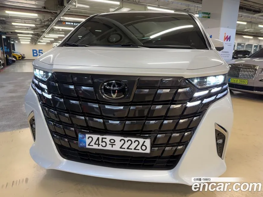 Toyota Alphard — фото 1