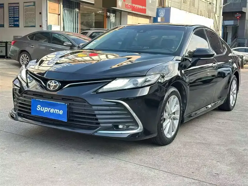 Toyota Camry — фото 1
